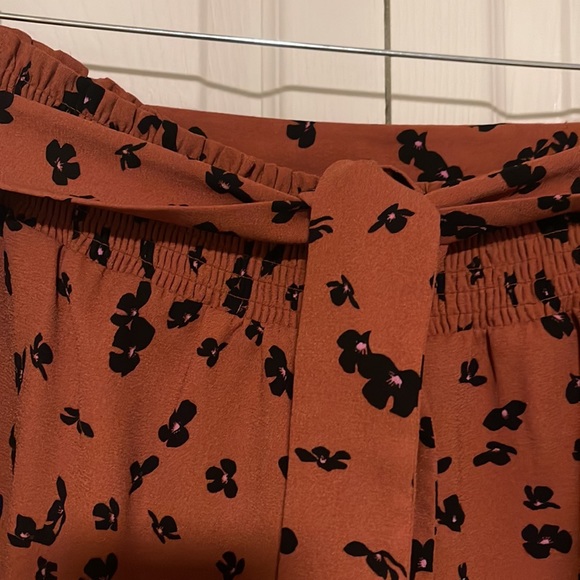 High Waisted Patterned Shorts - Picture 2 of 5